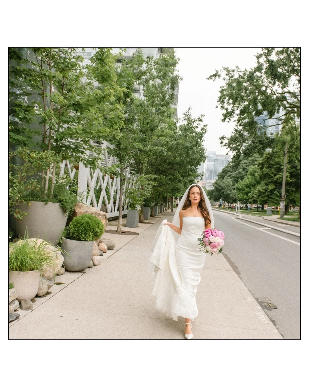 Andrea and Max had THAT summer in Toronto wedding 🫶 so many fun photos from this day. Small - warm - intimate - just family and close friends. Coming back soon with more to show their dinner bc I ran out of slots here and it deserves its own/many mu