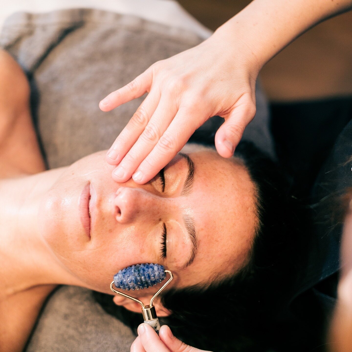 Roll out stress and encourage collagen production with our sodalite spiked facial roller. This is an at home must have for all skincare regimens.