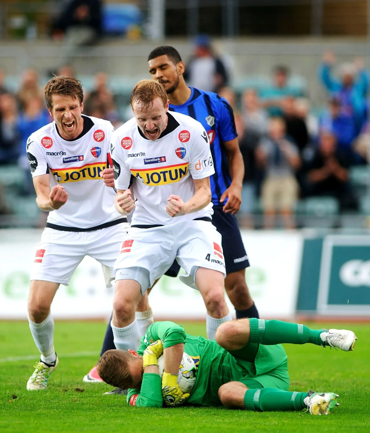  Sandefjords Christer Reppesgård Hansen og Håvard Storbæk jubler etter at keeper Ingvar Jonsson reddet et straffespark fra Stabæks Ohi Omuijuanfo i Sandefjors 3-1 seier på Nadderud.&nbsp;   