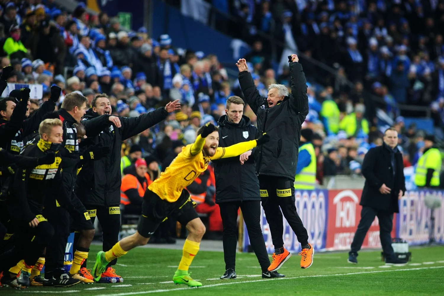  Trener Arne Erlandsen jubler med resten av Lillestrøm-benken jubler idet dommeren blåser av cupfinalen 2017. Til høyre i bildet er Geir Bakke, trener for tapende cupfinalist Sarpsborg 08.&nbsp;   