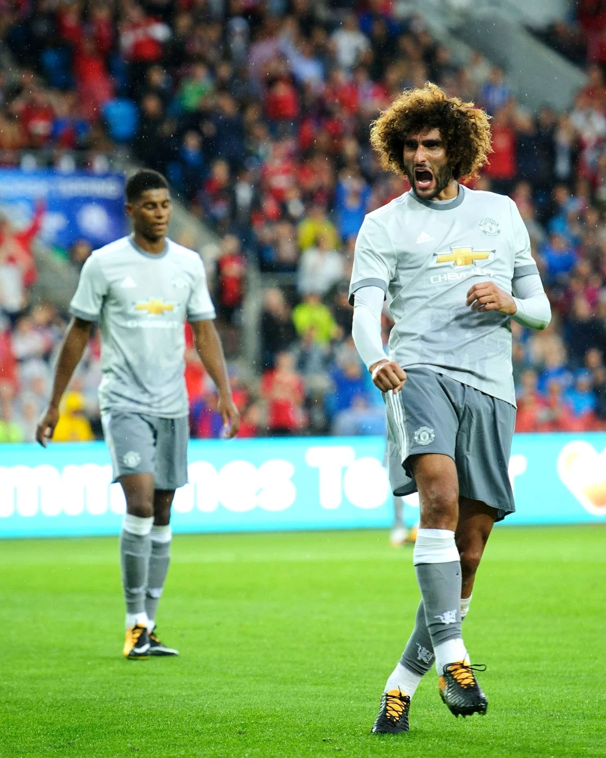  Marouane Fellaini jubler for sitt og Uniteds mål til 1-0 i deres 3-0 seier mot Vålerenga på Ullevaal 