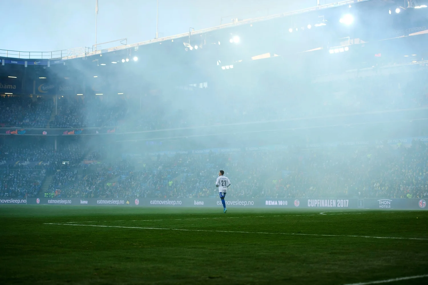  Sarpsborg-keeper Anders Kristiansen står i kruttrøyk fra LSK-svingen i Sarpsborgs cupfinaletap.&nbsp; 