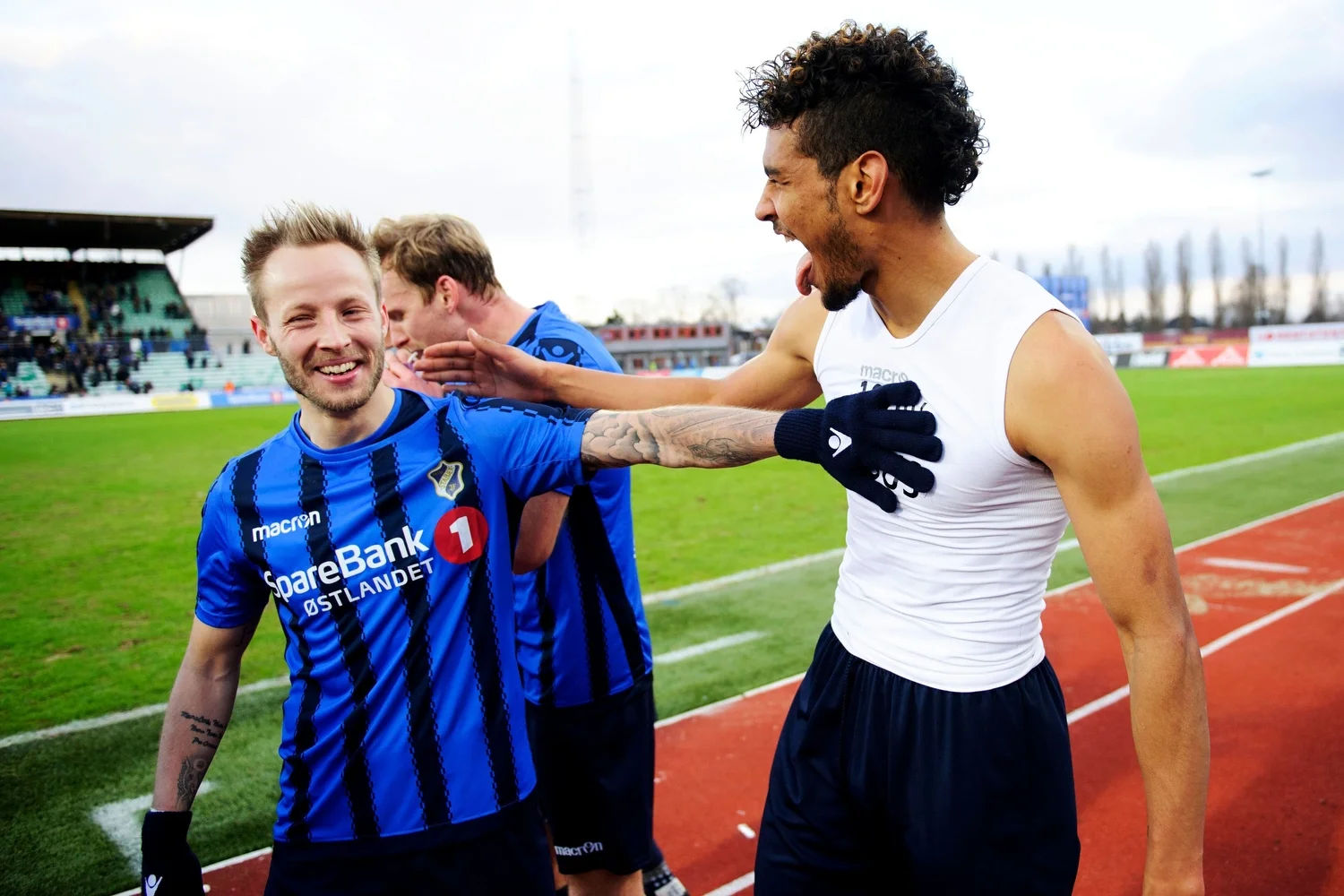  Stabæks Tonny Brochmann holder over påskriften "100% Jesus", som Ohi Omoijuanfo viste frem etter å ha herjet hjemme mot Sarpsborg 08 tidlig i sesongen.&nbsp; 