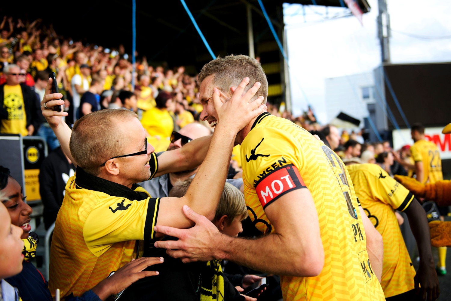  Lillestrøms Frode Kippe blir feiret av hjemmeseksjonen etter at laget slo lokalrival Vålerenga på Åråsen.&nbsp; 