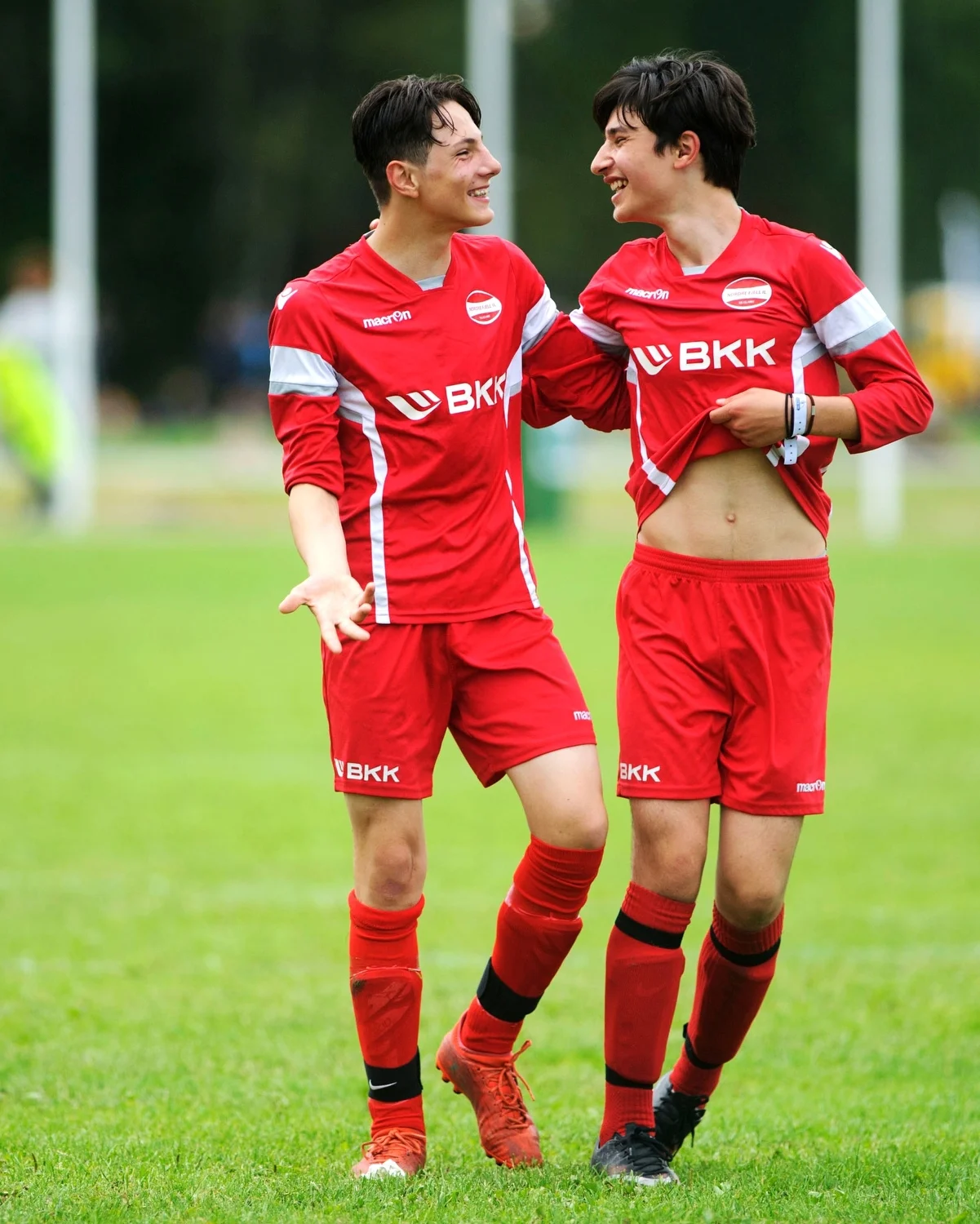  Mohammad (14) og Hemza (14) smiler, til tross for at deres Nordre Fjell-lag nettopp ha tapt 7-2 mot Odd i en Norway Cup-kamp. De to guttene har flyktet fra Syria til Bergen. Bildet ble brukt på forsiden av Bergens Tidene som en del av en sak om dere