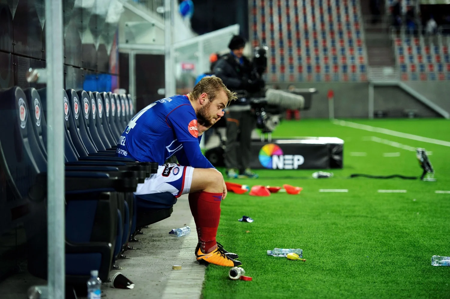  Herman Stengel sitter med lukkede øyne på benken, lenge etter sluttsignalet i Vålerengas hjemmetap mot Molde. &nbsp;   