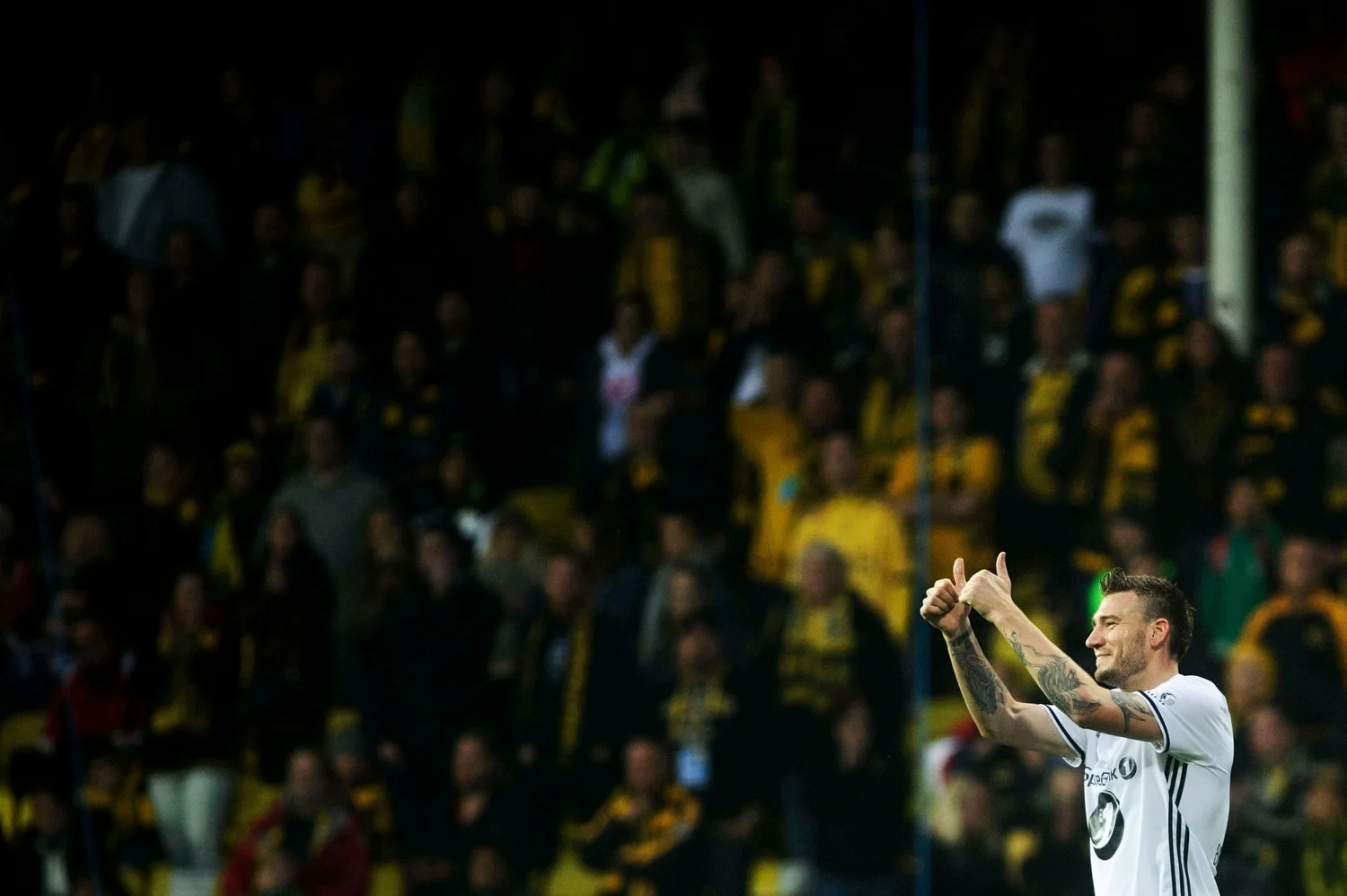  Rosenborgs Nicklas Bendtner med tomlene opp etter at han ikke helt nådde en pasing i første omgang av trønderenes borteseier på Åråsen.&nbsp;   