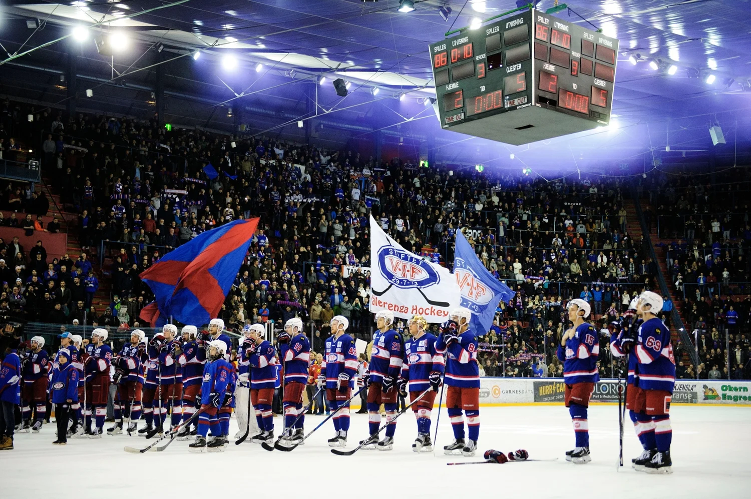  Vålerengas spillere står med hjemmeseksjonen og poengtavla i bakgrunnen, etter å ha tapt 2-5 mot Frisk Asker i sin aller siste kamp på Jordal Amfi.   