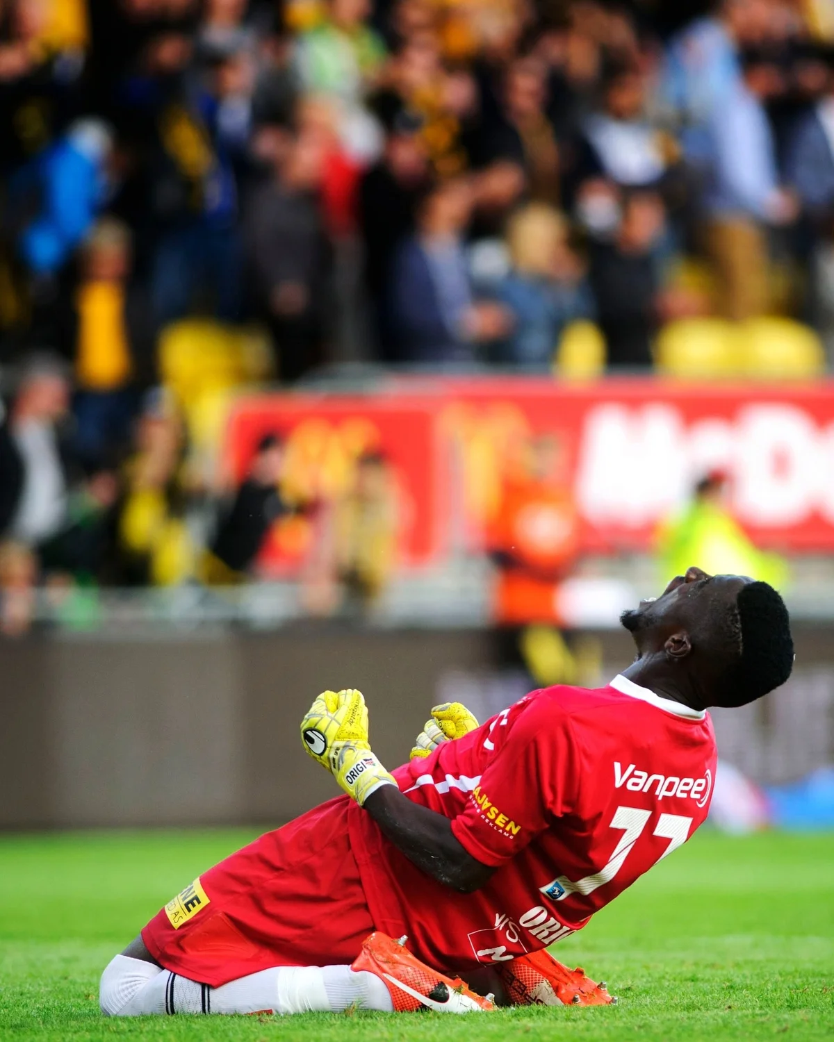  Lillestrøms keeper Arnold Origi jubler etter lagets derby-seier hjemme mot Vålerenga. &nbsp; 