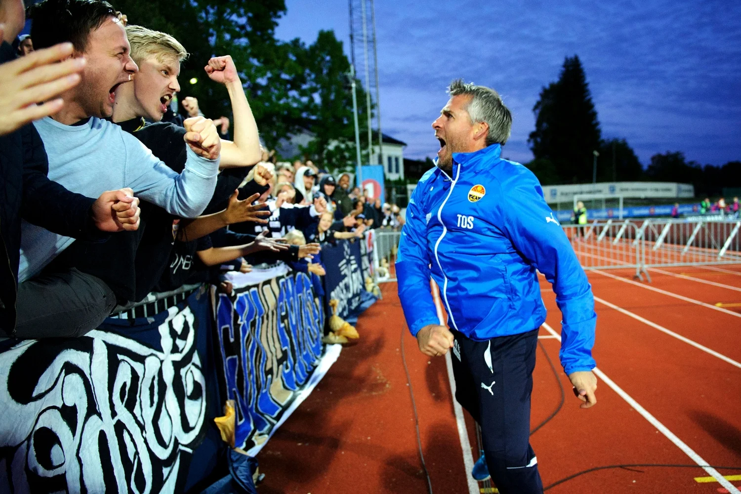  Strømsgodsets trener Tor Ole Skullerud jubler med bortefansen etter at de slo Stabæk 2-0 på Nadderud.&nbsp; 