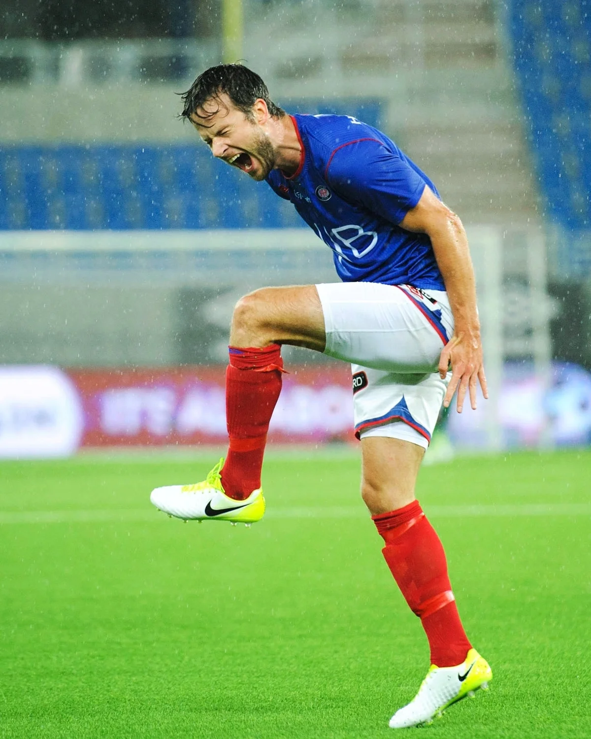  Vålerengas Robert Lundström reagerer på en dommeravgjørelse i deres semifinaletap mot Sarpsborg i Cupen 