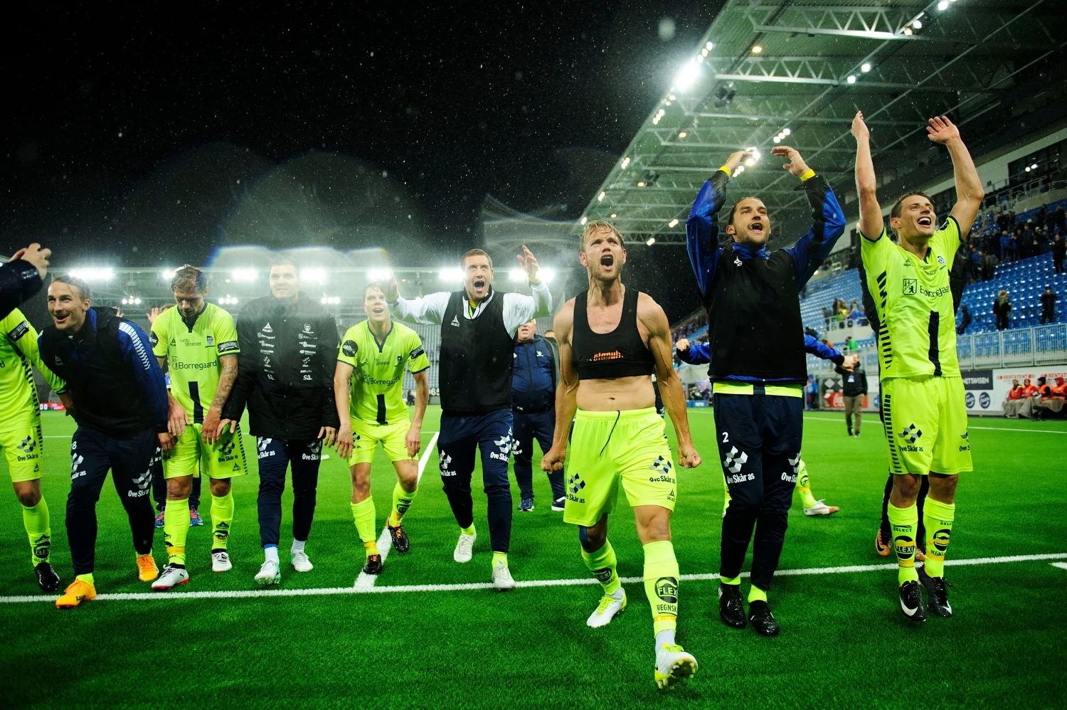  Sarpsborgs spillere jubler med bortefansen etter å ha vunnet semifinalen i cupen borte mot Vålerenga.&nbsp;   