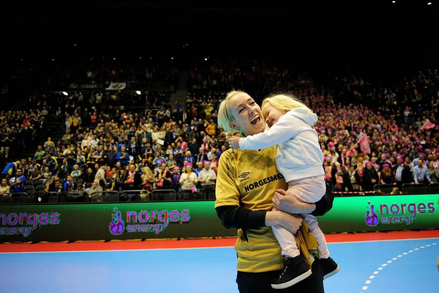  Jeg fikk ikke noe alt for spennende ut av årets håndball-cupfinaler, så her er noe hyggelig istedenfor. Vipers Kristiansand vant oppskriftsmessig mot Stabæk, og etter kampen kunne keeper Katrine Lunde juble med barn foran egne fans. 