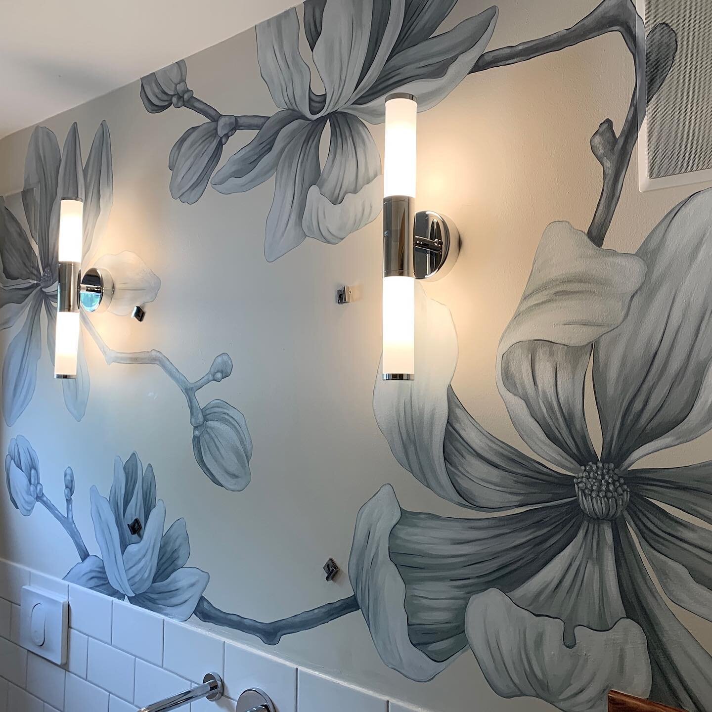 Bathroom Blooms 🎨 This client wanted add a hand painted treatment to her new bathroom. Everything else in the bath was very monochromatic so we wanted to keep the design subtle while also creating a fun statement piece for her to enjoy. I used subtl