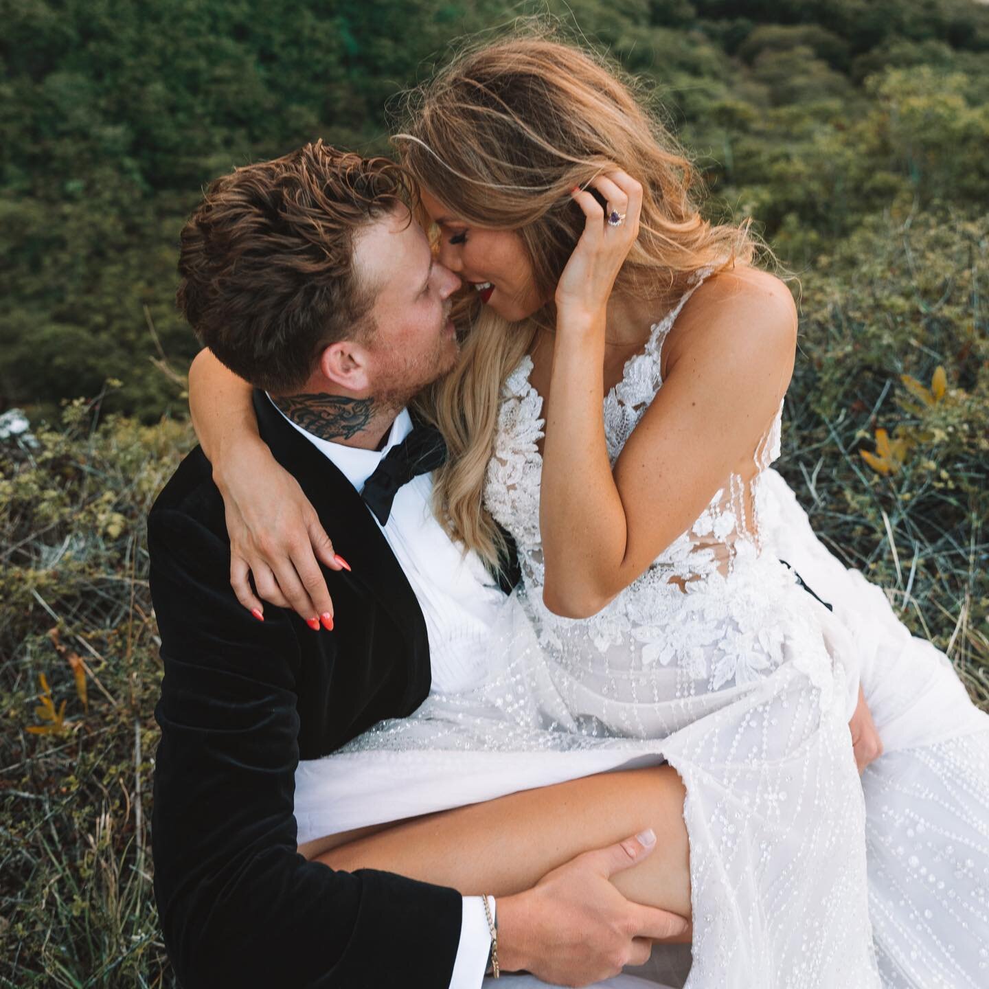 Hawaii weddings will forever be a favorite of ours. Forever. Period.

Photo: @caramia
Planning/Design: @bixbyandpine
Dress: @dacigowns
Couple: @tessatadlock + @jfinnmedia