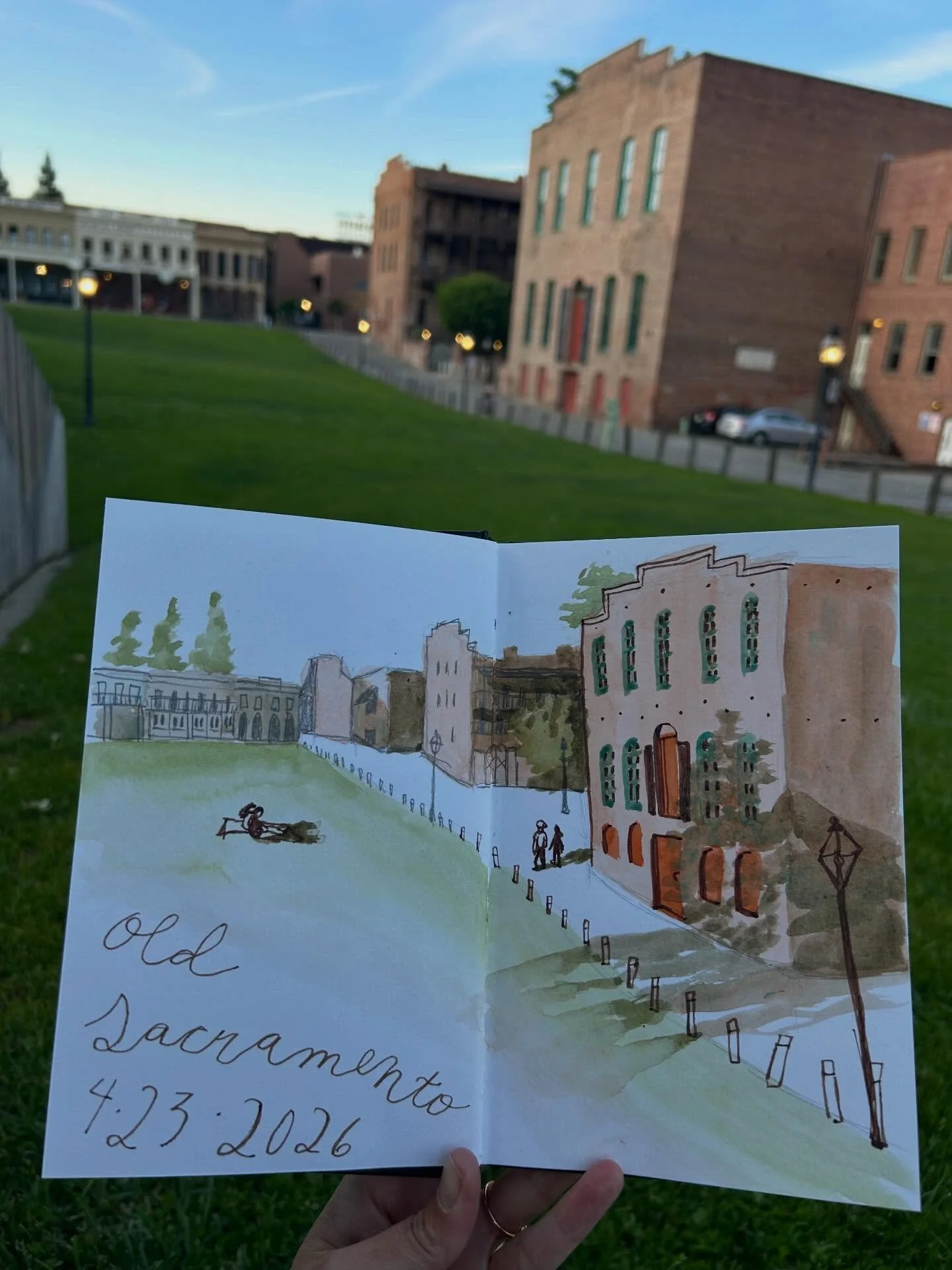 Old Sacramento is a great place to sketch! I&rsquo;ll definitely be back. So many cool buildings and angles. Thanks for picking a fun outing for @urbansketcherssacramento @lilmisstati! 

#urbansketcherssacramento #oldsacramento #urbansketchingmeetup 