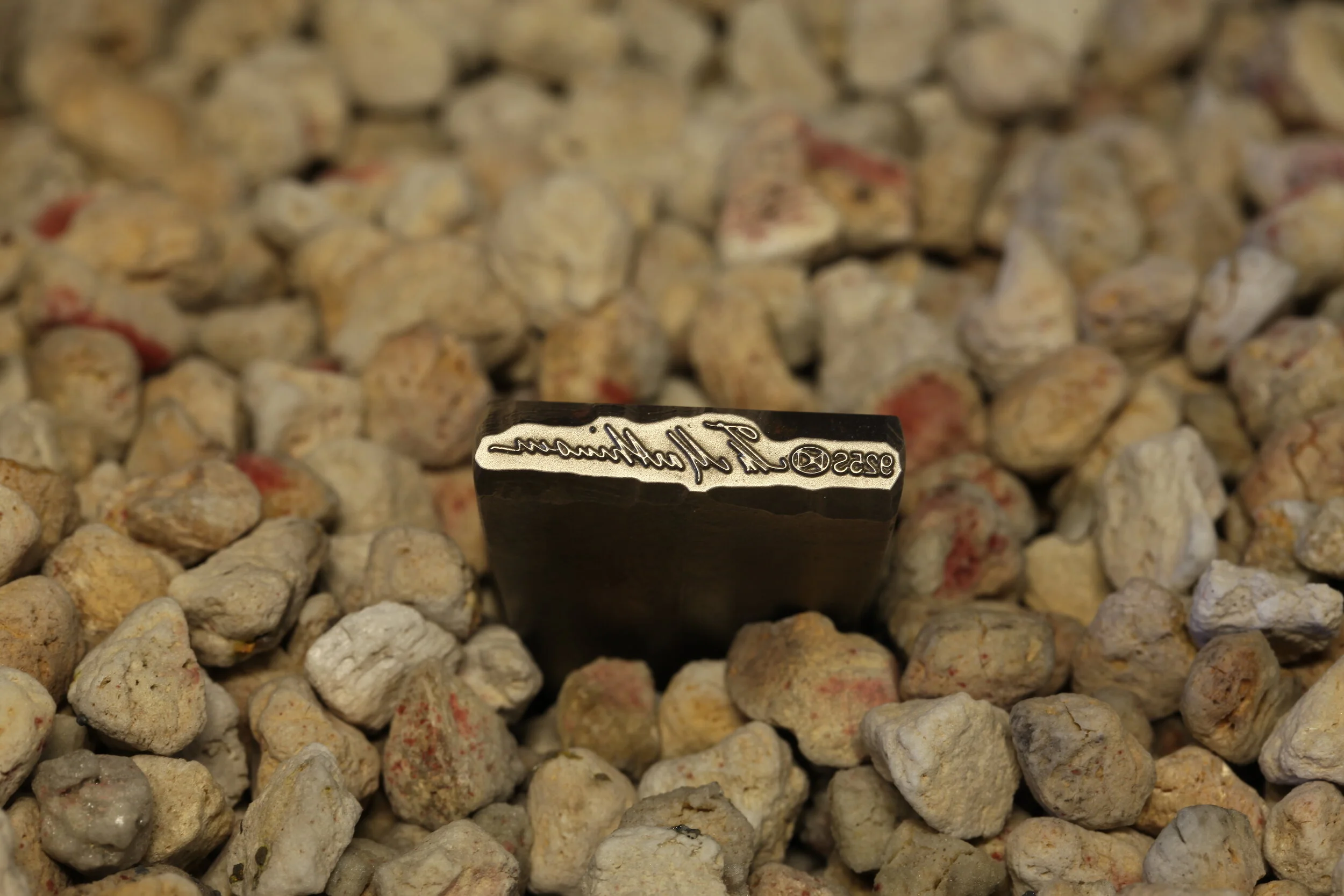 Spempel og merker i metall.