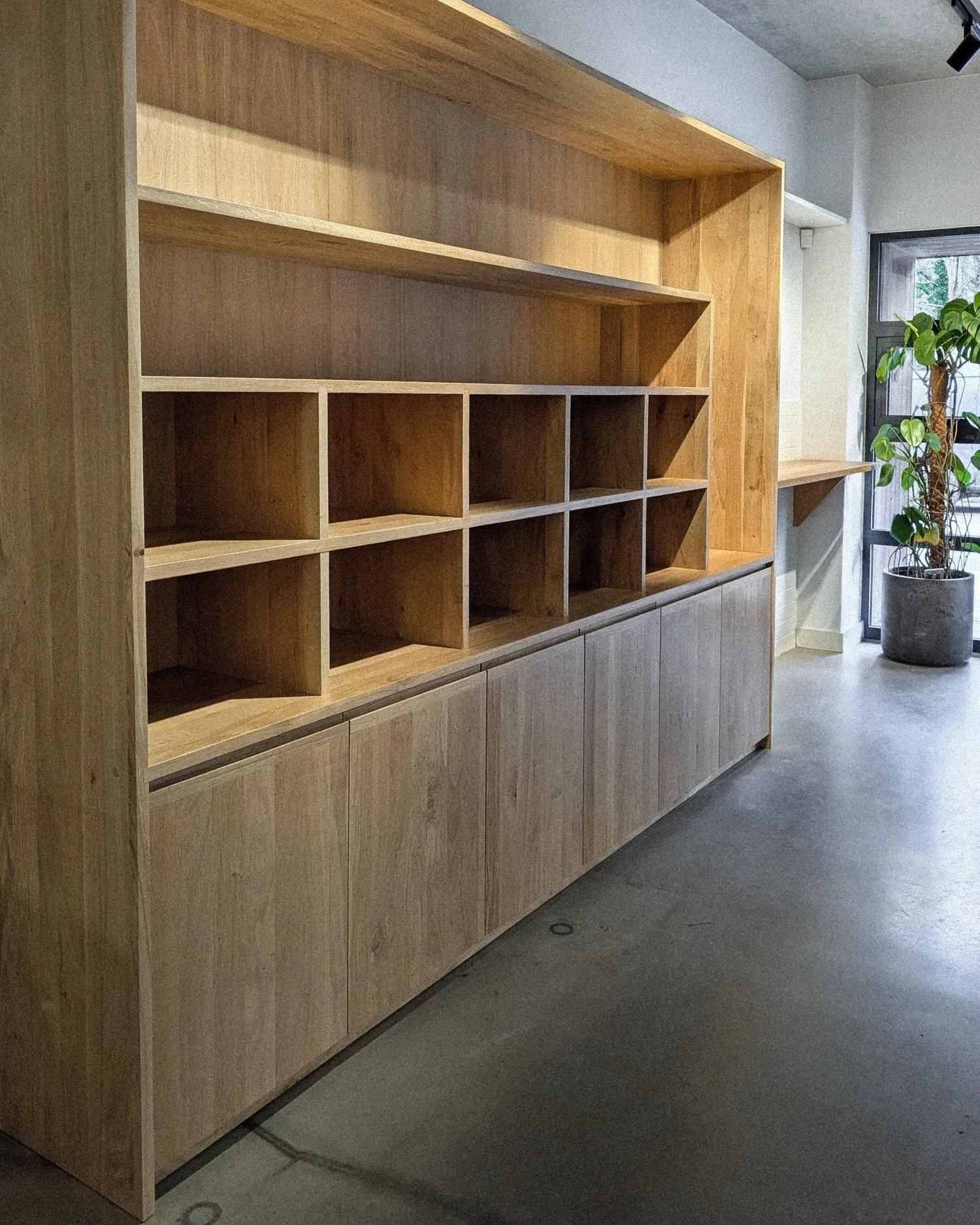 Solid Oak Cabinetry for Origin ☕️

Two beautifully designed retail areas for Origin's caf&eacute; at their roastery in Porthleven. This space displays a wide range of specialty coffees and brewing equipment, inviting coffee lovers to explore. While t