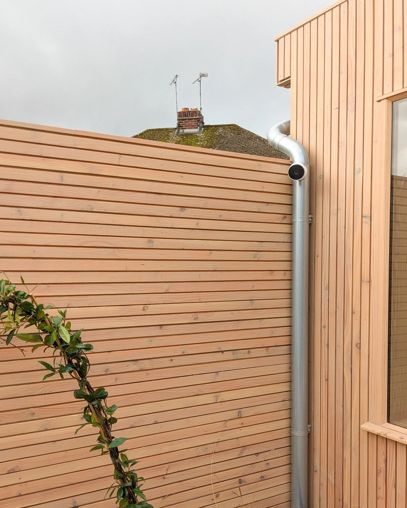 Custom horizontal clad fencing made using Douglas Fir. 〰️

One element of a complete garden renovation project that includes a Garden Cabin - Office and Utility Room, Bespoke Bin Store, Fencing, Pergola and Covered Lean-to Storage Area. 

See the ful