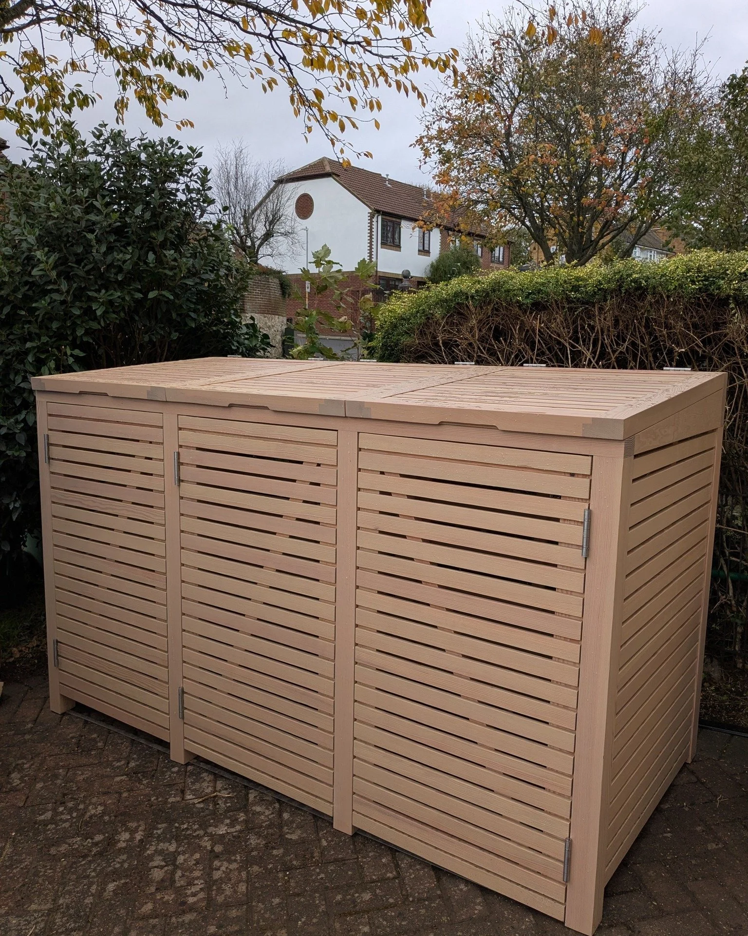 Bin store 〰️

Crafted from kiln-dried Douglas fir, featuring stainless steel ironmongery.
3-bay design with top openings for effortless access with routed handle details.
Top opening for easy access, routed handle detail.
Equipped with push-to-open c