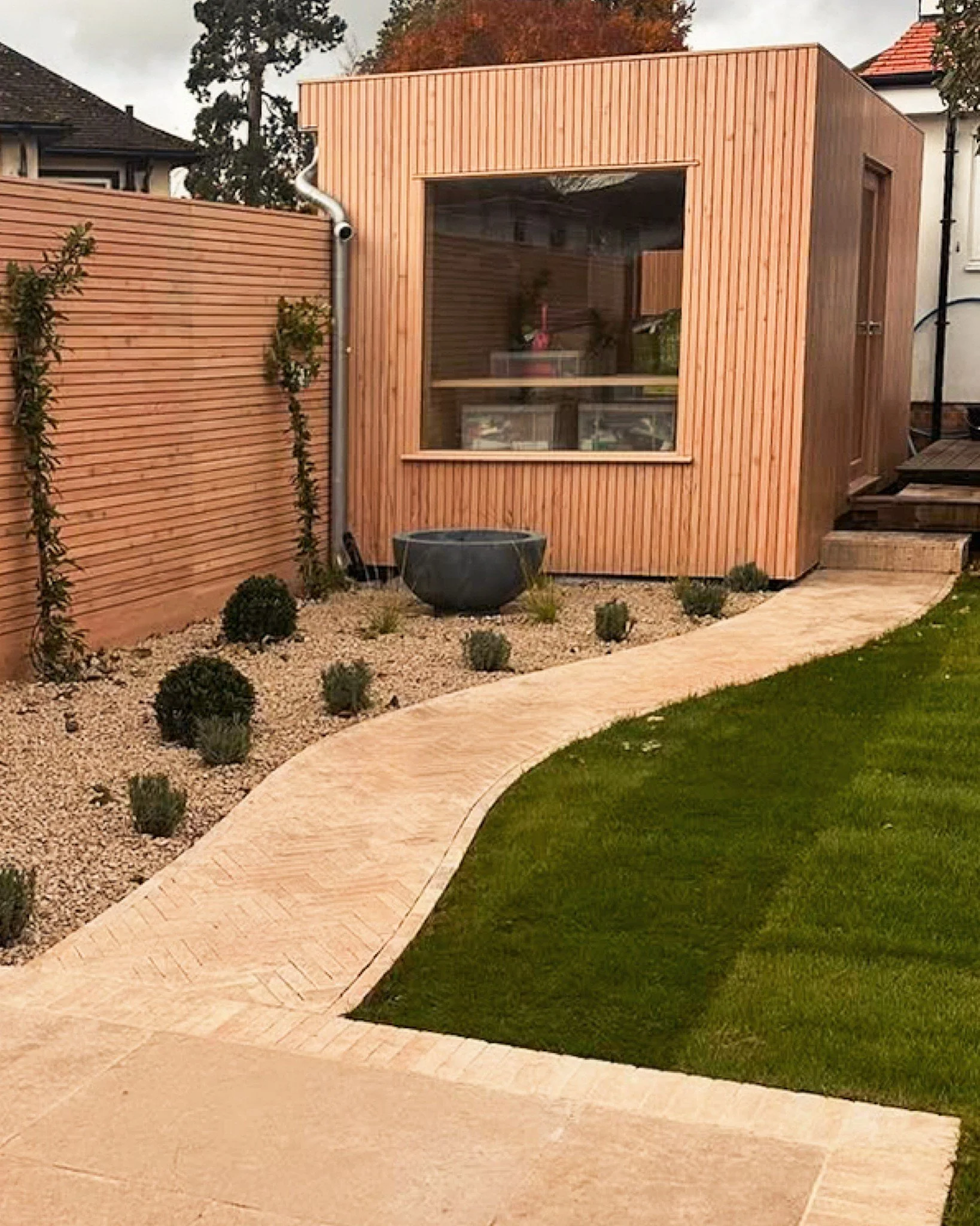Garden Cabin - Office &amp; Utility Space 〰️

The Garden Cabin was carefully designed to function as both a practical office and a utility room&mdash;providing an ideal solution for an efficient and streamlined work-from-home environment. The photos 