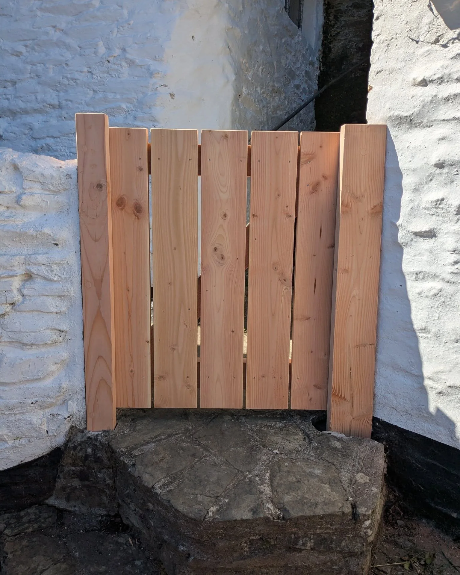 Elevating the outdoor paths and parking with custom gates at this house in Helford 〰️

These bespoke Douglas fir gates combine durability and style, featuring heavy-duty galvanized iron fittings and slatted cladding for maximum privacy. Made from loc