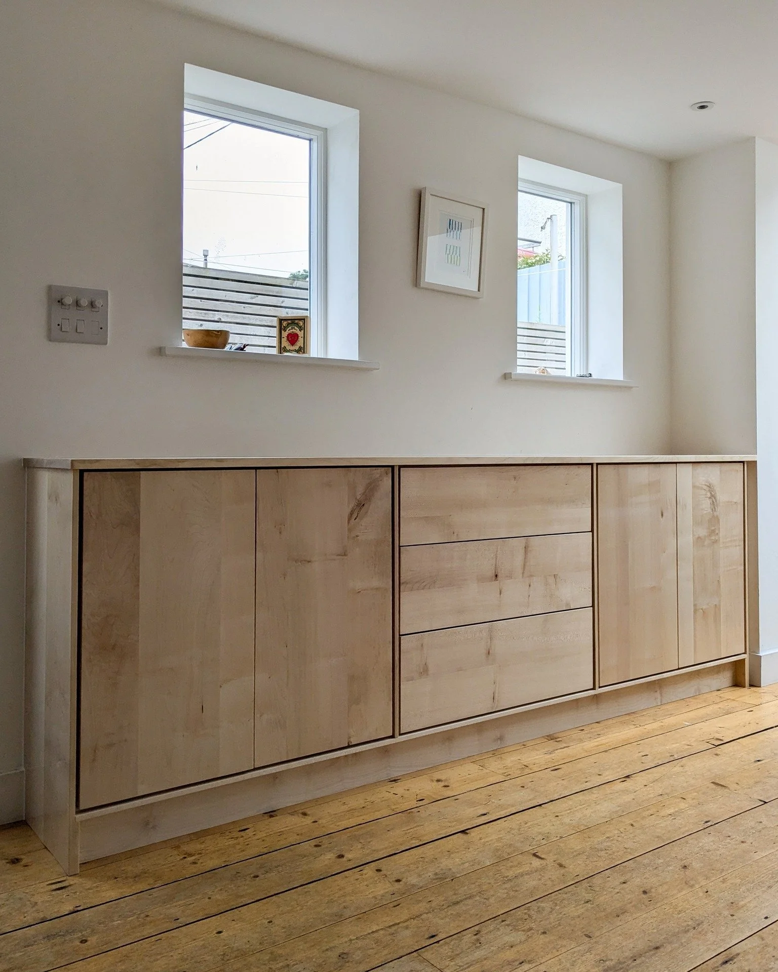 Sycamore cabinetry for an open-plan living area 〰️

Transforming this family home in St Ives with hardwood cabinets designed for ample storage and a light, airy feel. Using beautiful Sycamore wood, known for its gorgeous grain and stability, made thi