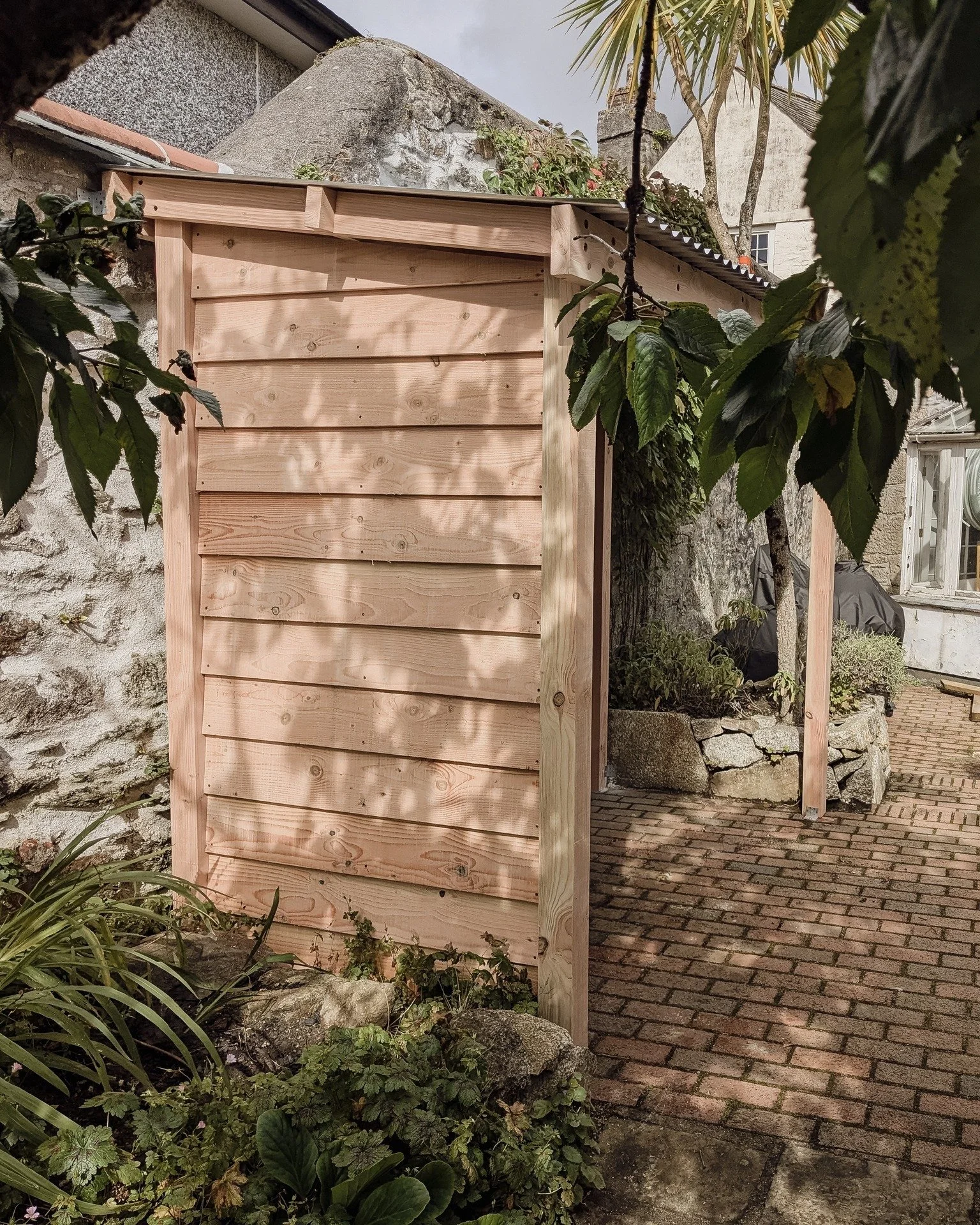 Small structure, many possibilities 〰️

Simple outdoor covered cooking area featuring corrugated metal pent roof, Douglas fir construction, and a clad side panel. All-weather cooking made possible! I'll add a workbench and storage once the client has