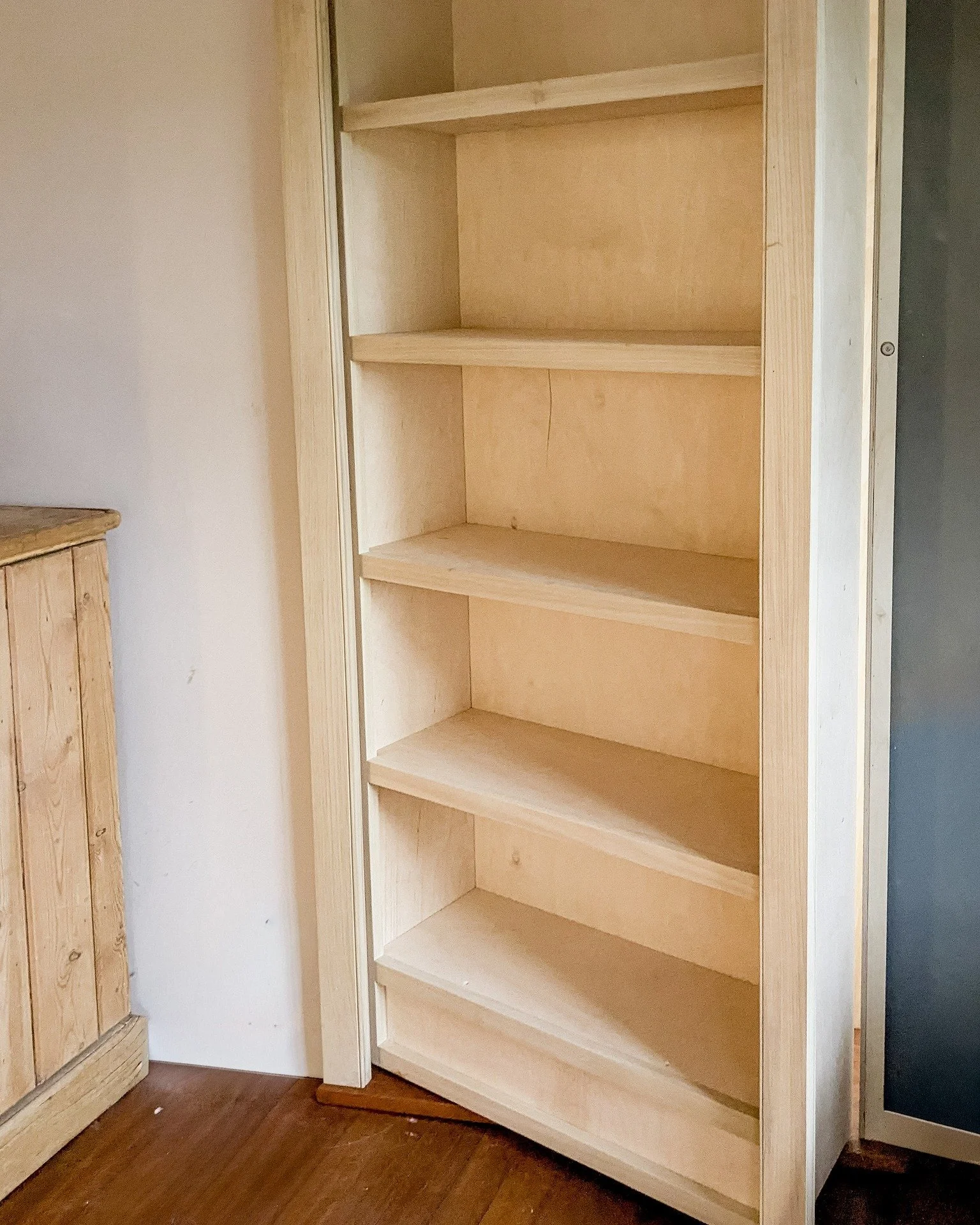 Secret Bookcase Door 〰️

Made from Birch Ply and finished with a Tulip Trim Face Front door frame, this design not only enhances storage but also elevates the atmosphere of the two connecting rooms. Built with sturdy heavyweight hinges and waiting fo