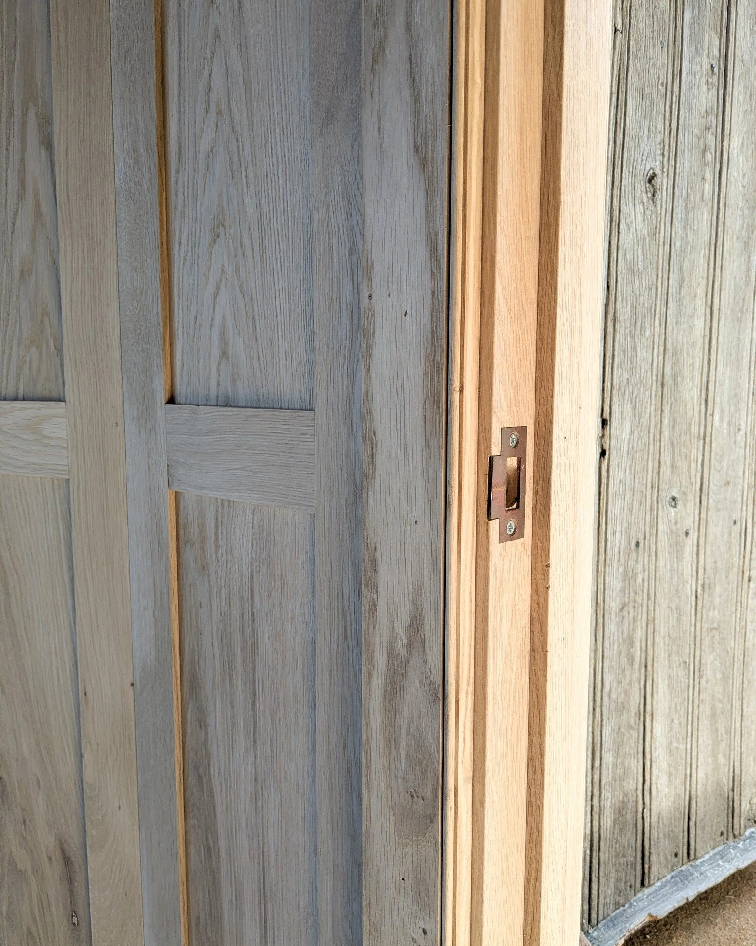 A few details and close-ups of the Oak panelling that I recently completed at The Workshop at Porth en Alls, @prussiacove 

I used all sorts of antique and salvaged door furniture that Peter had tucked away around the estate. The panelling wraps righ