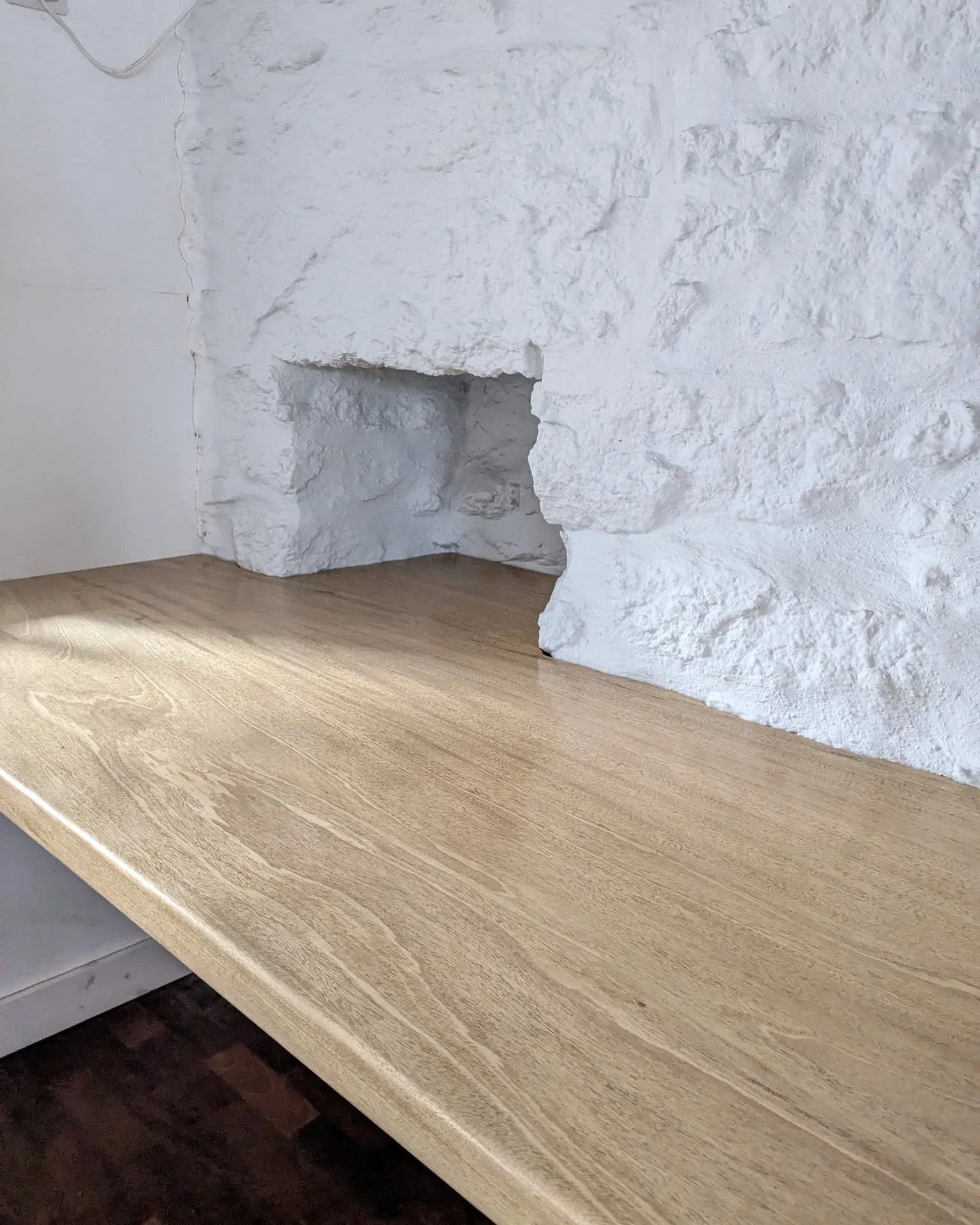 Making the most of this granite-walled office into a functional space with a custom built-in desk and cupboard. Crafted from Idigbo and birch-ply for a sleek finish that maximises every inch! 〰️

#HomeOffice #InteriorDesign #WorkspaceGoals #officedes