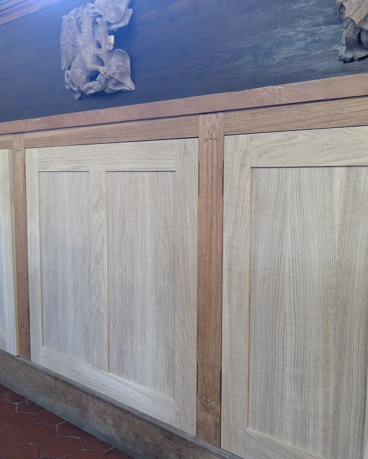 Solid Oak shaker style doors, complemented by brass hinges. Retro-fitting seamlessly into three existing carcasses in a kitchen at Porth-en-alls @prussiacove these doors are crafted to match the room's aesthetic. Fitting new with old sympathetically.