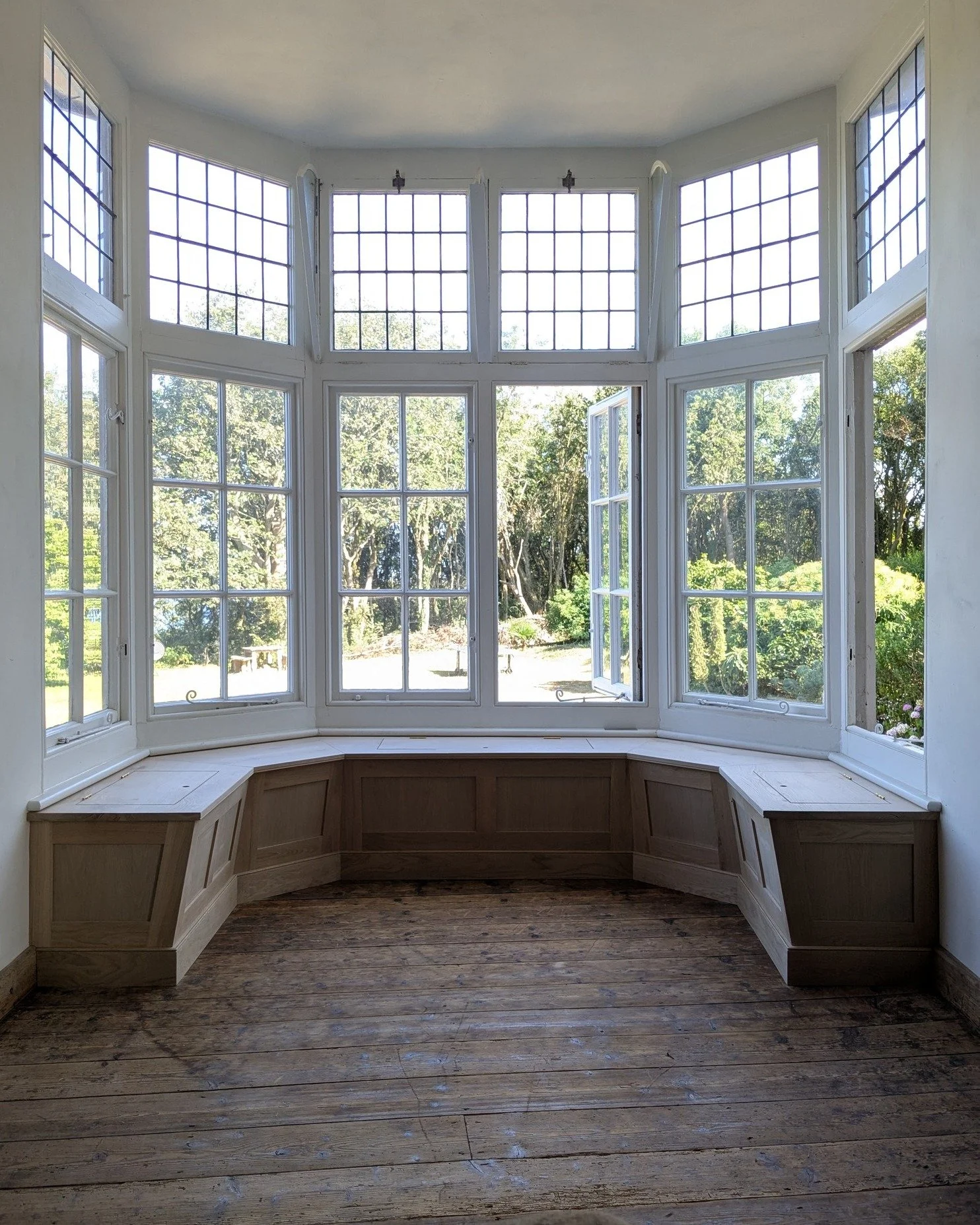 A quiet corner, made properly.

This bespoke solid oak bay window seat was designed to make the most of an otherwise unused space. Built specifically around the existing bay, the panelled seat combines simple, timeless design with thoughtful details 