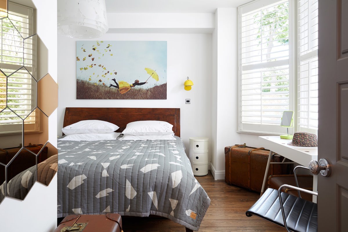 A simpler mix of colours makes the bedroom a restful spot. 
