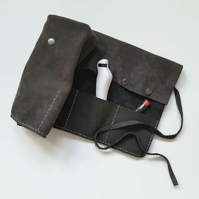 CONCEPT - A leather wrap for keeping all your tools organized while on the go.  What do you think?  We'd love to hear your thoughts! 
If the response is right we'd love to bring this idea to the Ergokiwi Test Kitchen! 
#designer&nbsp;#making&nbsp;#ma