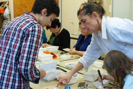 marie minhac animant un cours de mosaïque