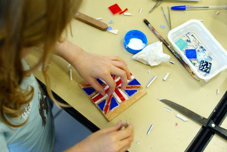 Création d'un drapeau anglais en mosaique lors d'un atelier
