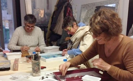 3 élèves adultes en pleine réalisation d'une mosaique