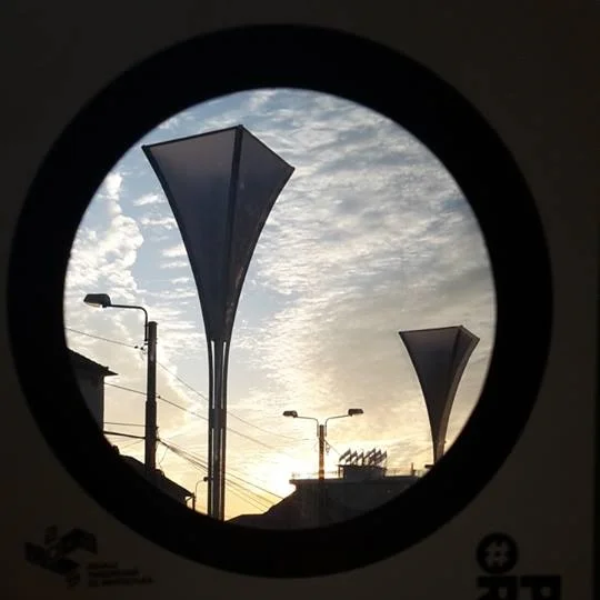 Mesaj: Mobilierul urban creează un contrast între rigiditatea orașului din anii precedenți și inovația pe care o aduce dorința de a creea un ambient modern prezent Locație: City Business Center-Piata 700 Autor: Tiberia Moțoc Profesie: Studentă link facebook