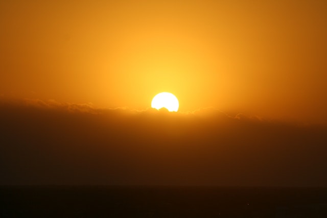 sun-setting-sun-sunset-water-68768.jpeg