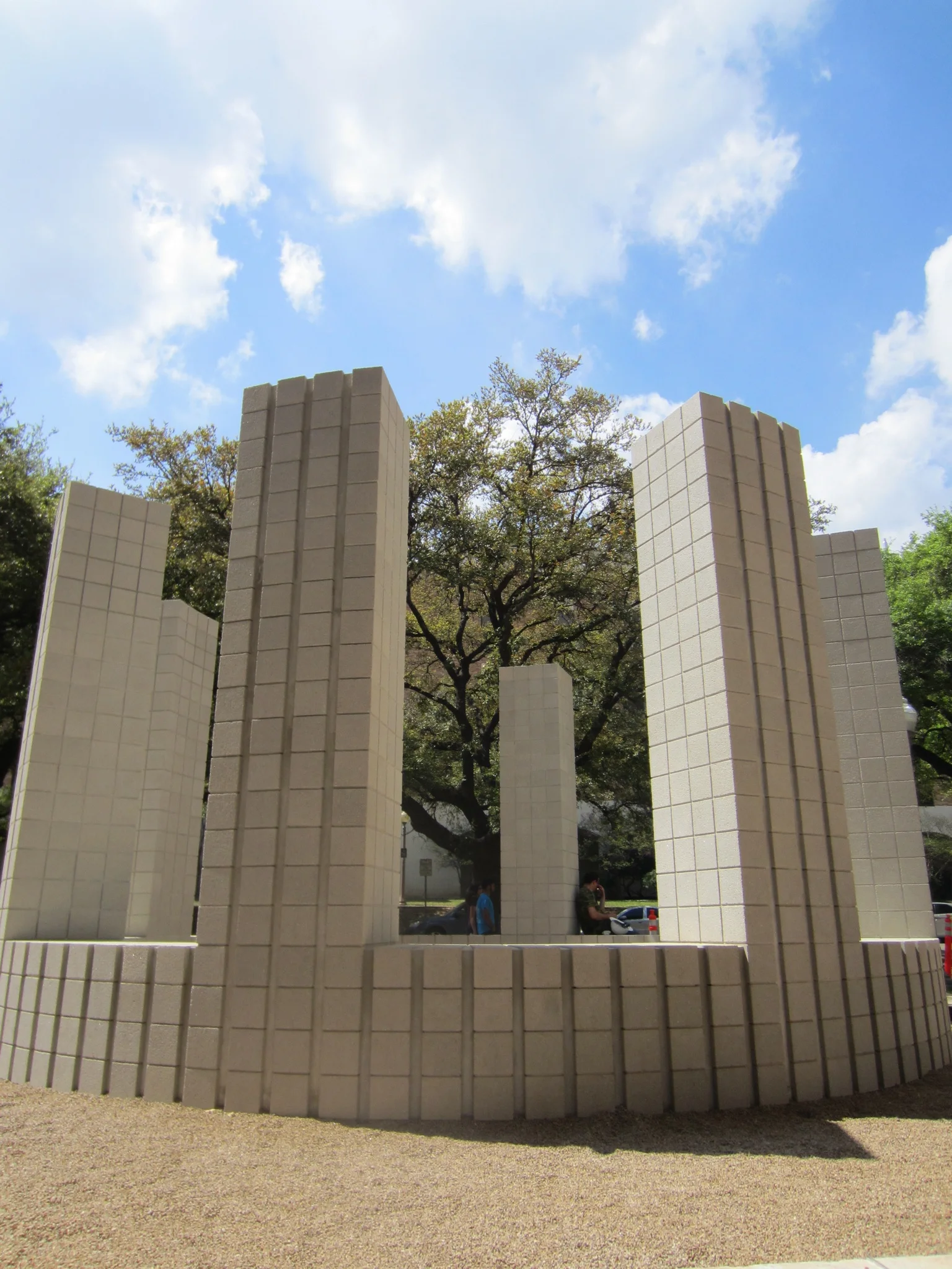 Circle with Towers : Sol LeWitt