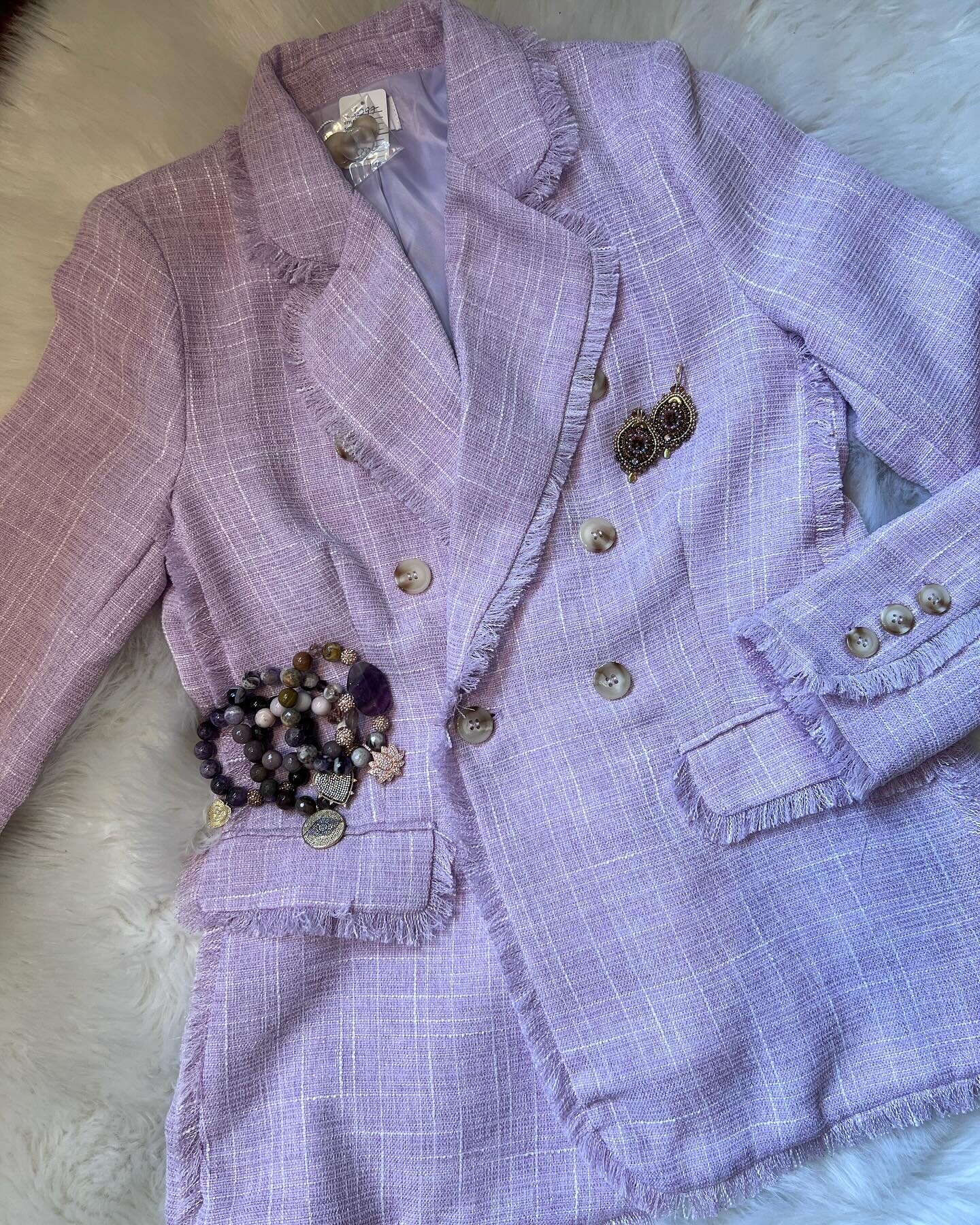 Loving lavender right now&hellip;#lavender #tweed #blazer #saylavie #maudegrahamjewelry #hearts #lotusflower
