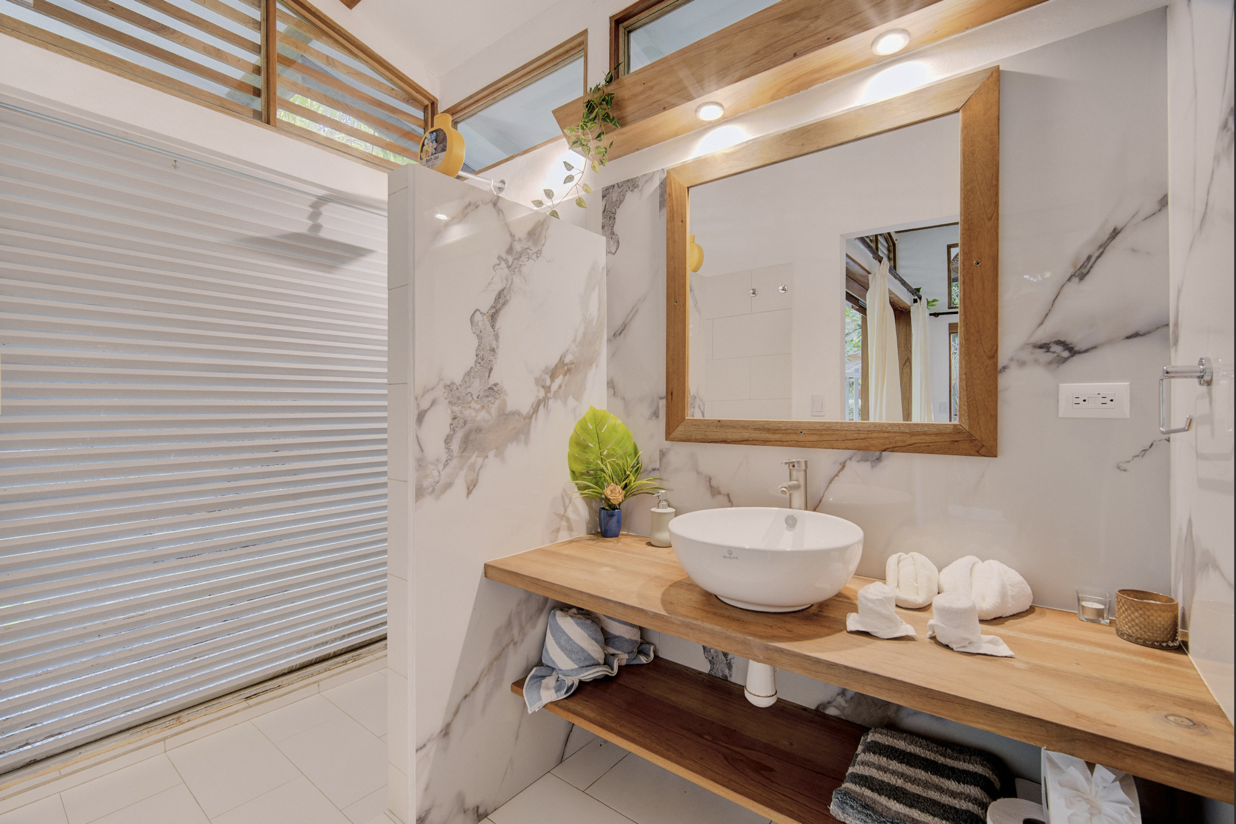 CASA LUNA BATHROOM 1.png