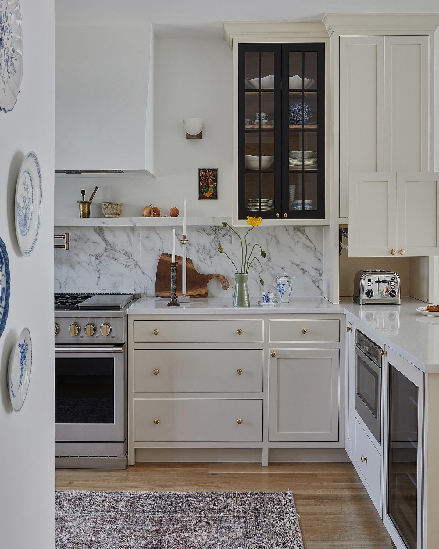 This is @mymoderndom &lsquo;s kitchen and I&rsquo;m absolutely in love with it. Also a fav styling moment with @kimberlyswedelius 🧅🌼