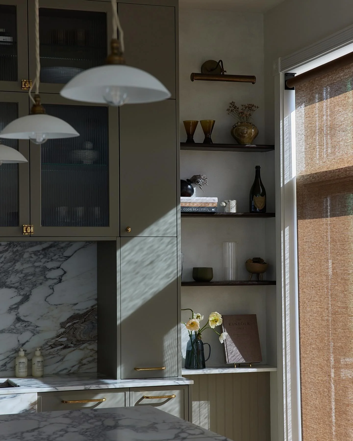 Kitchen corner romance @revaeschneider @bespokeredesign 🌹