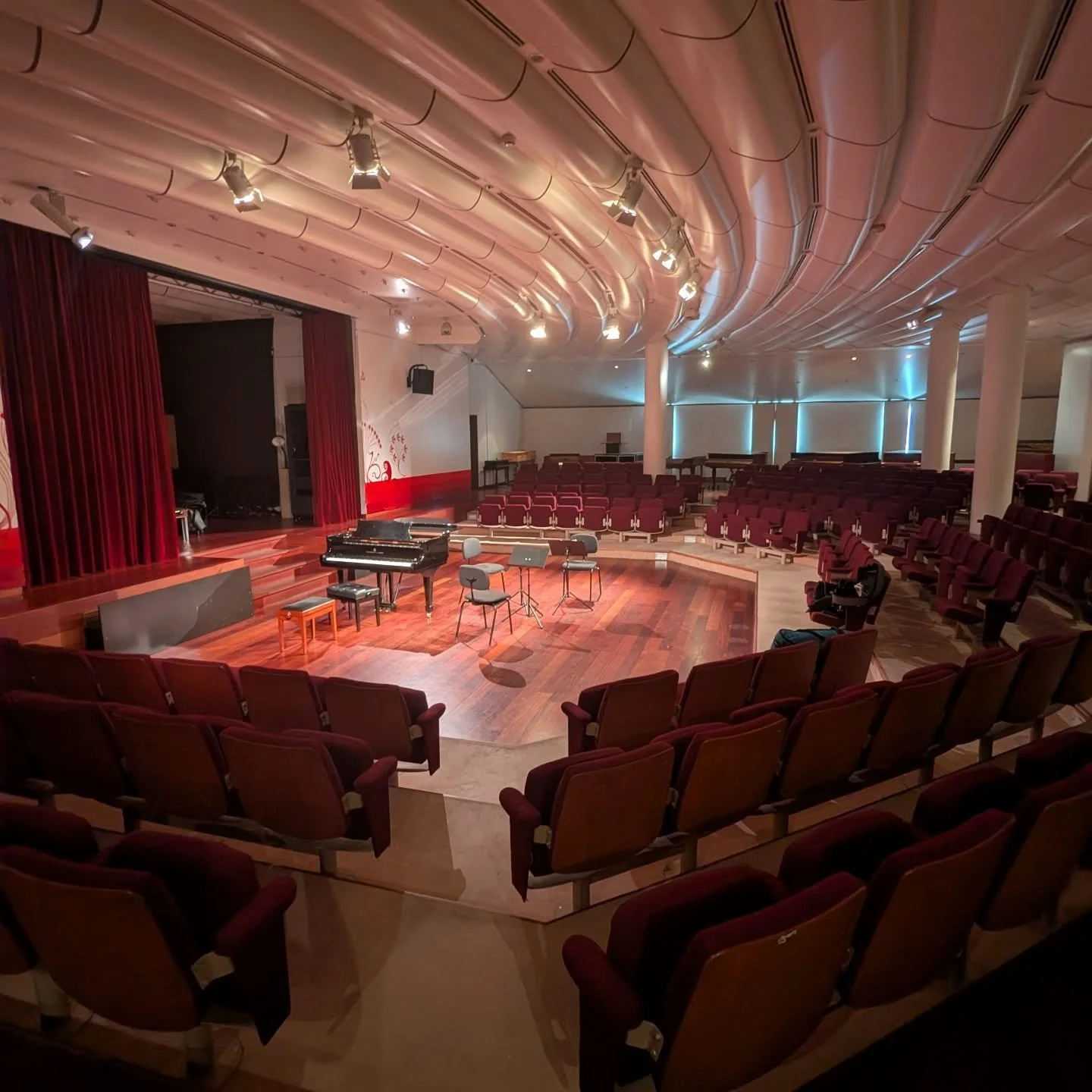 Tonight in Brussels: European Premiere of E. Aguiar Duo for Violin and Viola, Caprices for solo violin by F. Vale and Brahms Piano Quartet in G minor!
With Kate Hamilton, @felipe.avellardeaquino and @andr.carcano