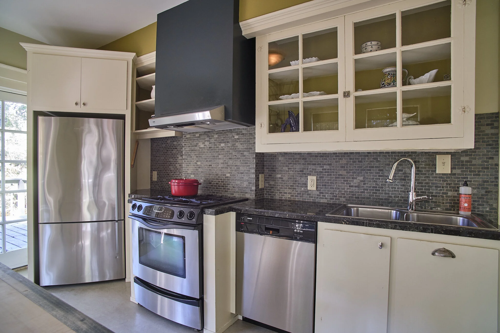 10 kitchen.jpg