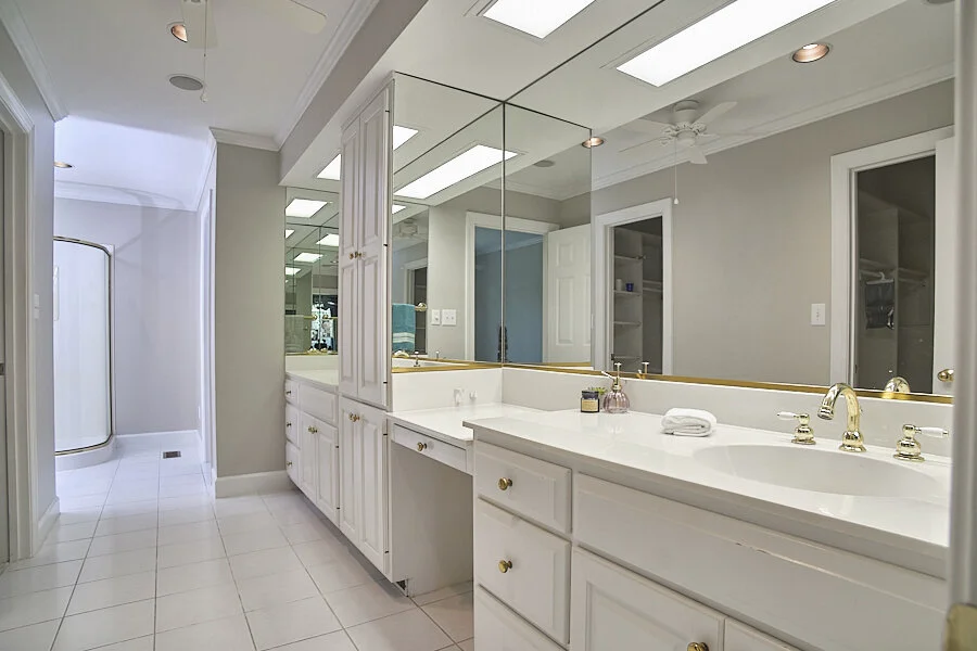21 Master bath.jpg