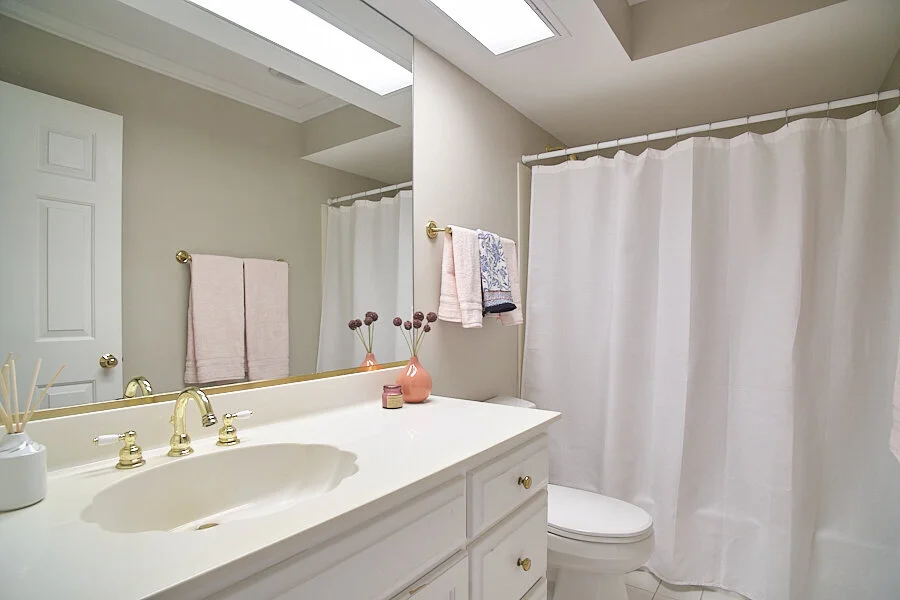 24 Bath.jpg