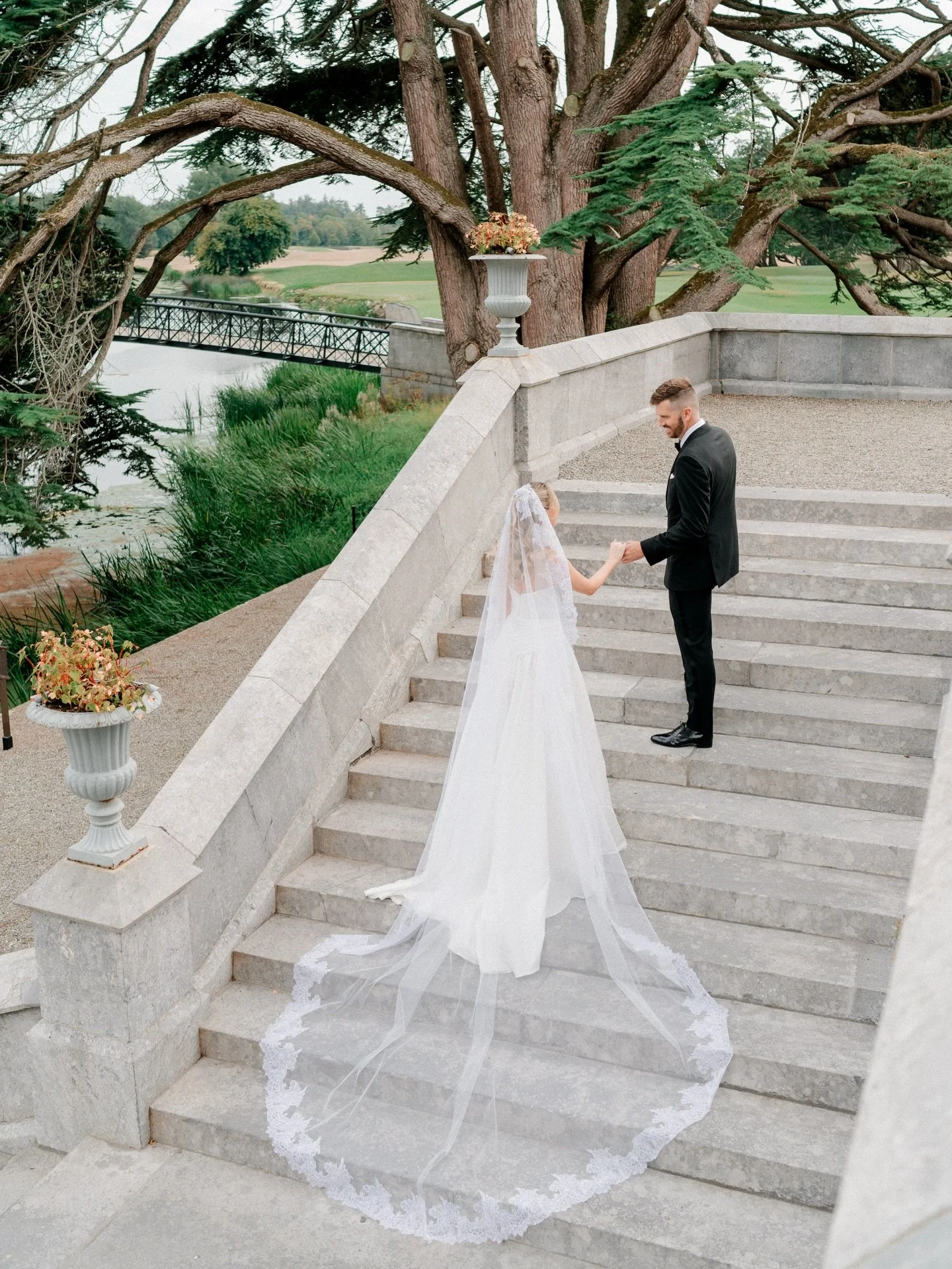 Iconic walks at @theadaremanor with K &amp; N!

Can&rsquo;t begin to tell you how excited we were putting their wedding album together! 📸🫶

📸 @bradleyhendersonphoto 
Second shooter @pdp_photography 
🎥 @dearoliverweddings 
@vintagevioletflorist 
@